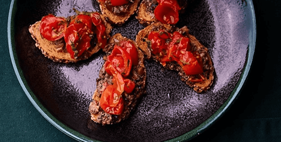 Canapé vegetarian - Tomato Bruschetta With Olive Tapenade