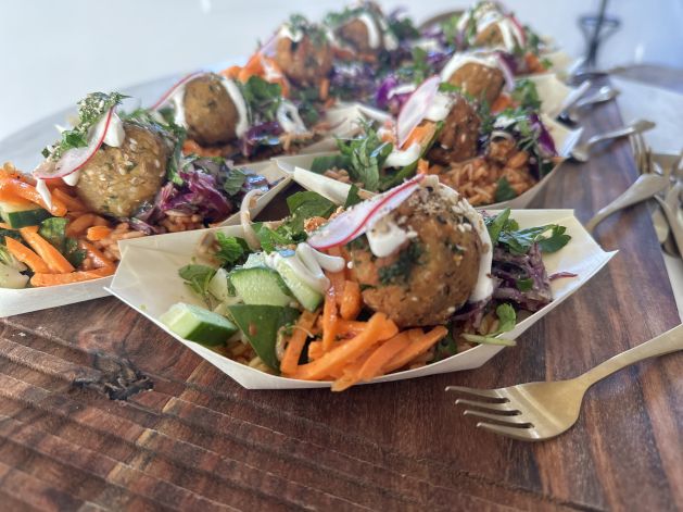 Falafel bowl with yoghurt dressing