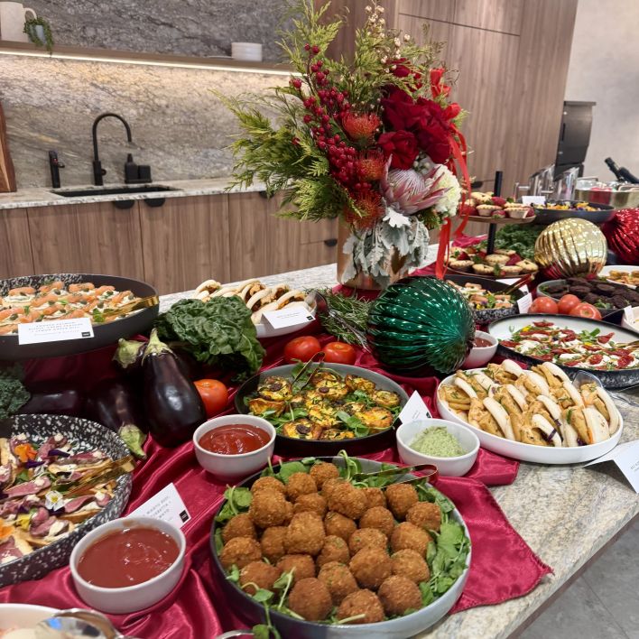 CHRISTMAS - Buffet Equipment Hire - Setup + Standard Styling Package (1 x Staff to set up ) 