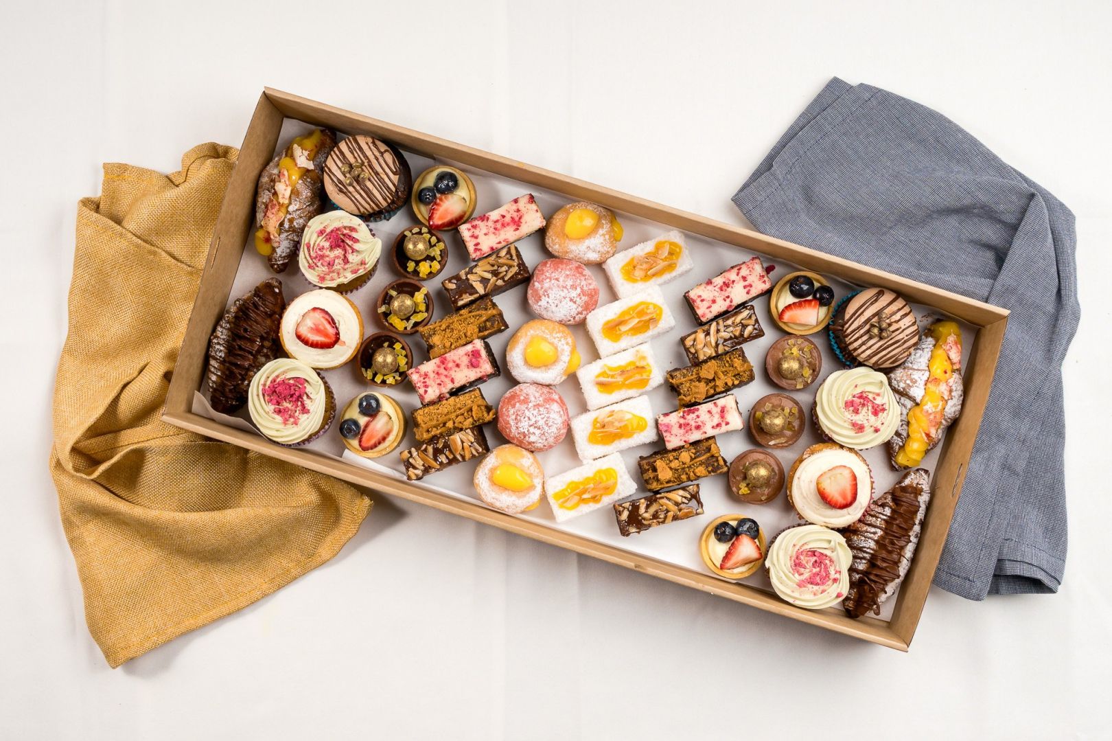 Mixed Sweet Box / Feeds 18 - 25