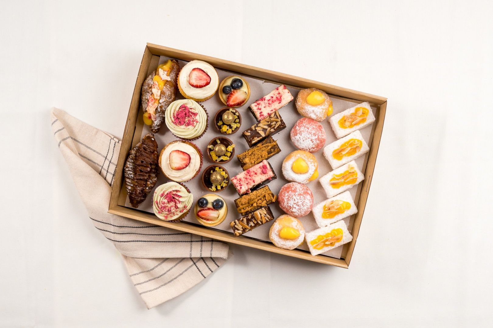 Mixed Sweet Box / Feeds 10 - 14