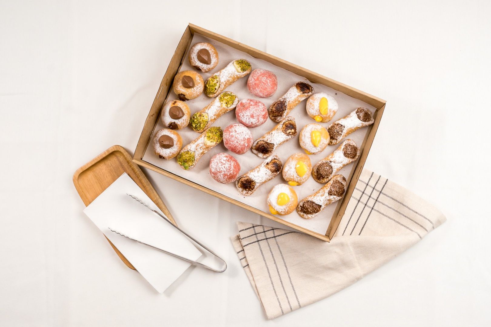 Italian Sweet Box / Feeds 8 - 10
