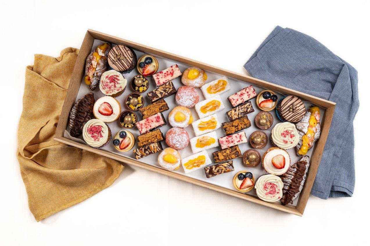 Mixed Sweet Box / Feeds 18 - 25