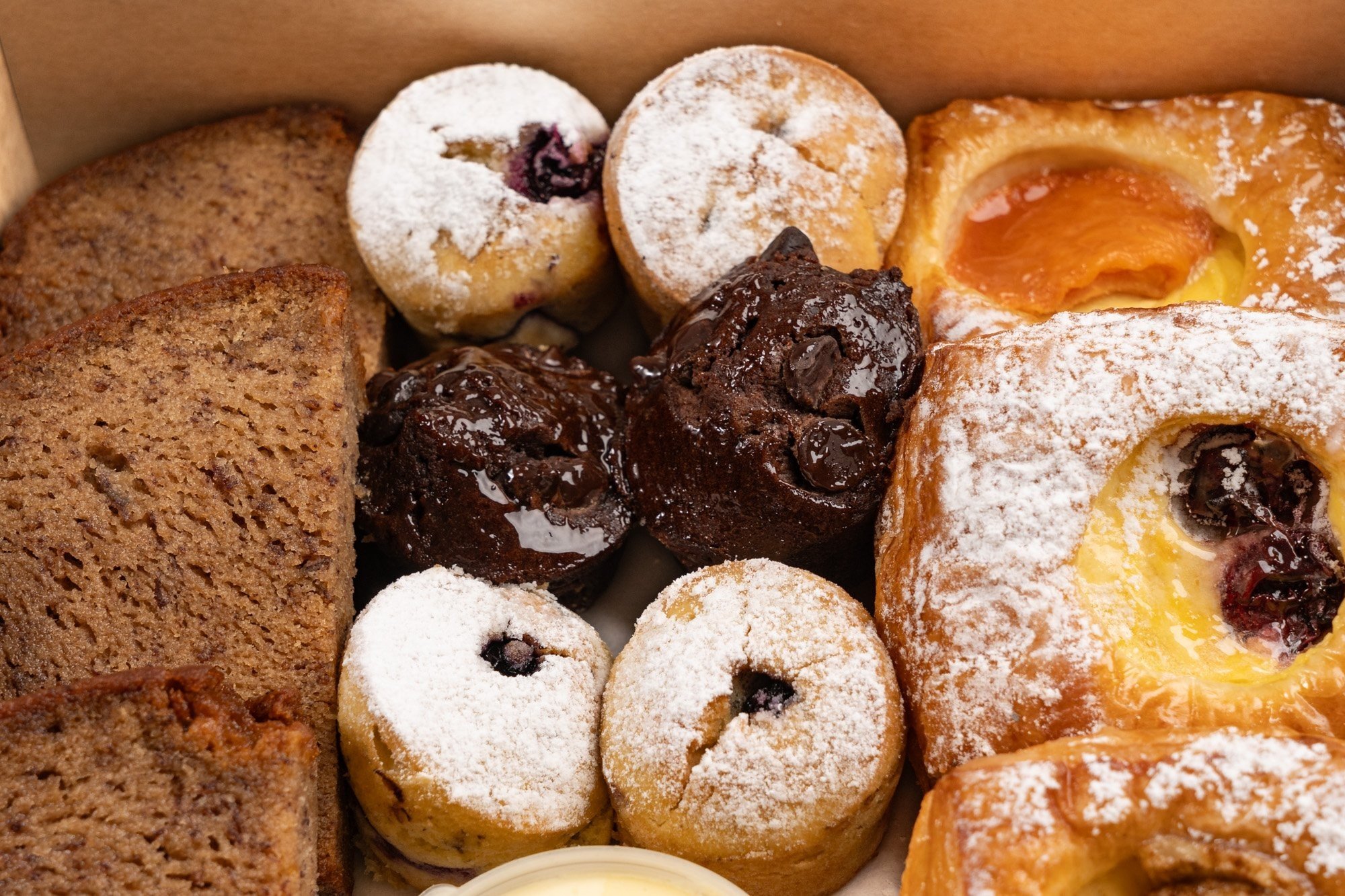 Shared Baked Classics Box / 18 Pieces