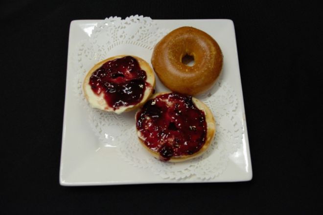 Bagel, with cream cheese and jam