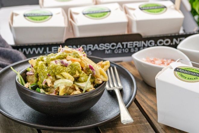 PESTO AND SUNBLUSH TOMATO PENNE PASTA SALAD - sunblush tomatoes, red onion, basil pesto mayonnaise dressing, fresh salad greens, shredded red cabbage & carrots. Individual noodle box with wooden fork (V)