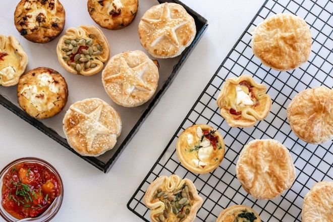 SOUP AND SAVOURY COMBO - Soup, parmesan garlic bread slices & Hot Beef Pie/Vegetarian Quiche (50/50 mix) - could do bit size sweet (was full sweet for 20)