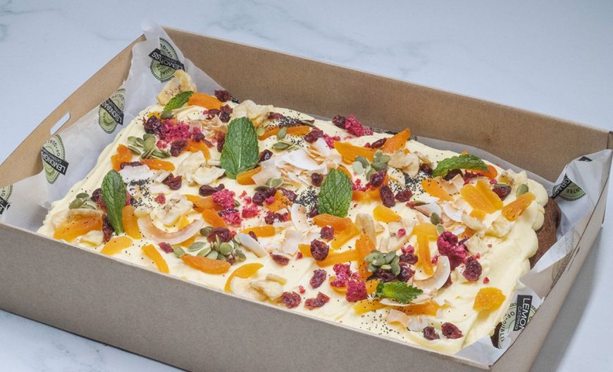 VANILLA CAKE SLAB - 25 x 30 cm - Vanilla cake topped with citrus buttercream and dollops of lemon curd, decorated with freeze dried raspberries. Served whole