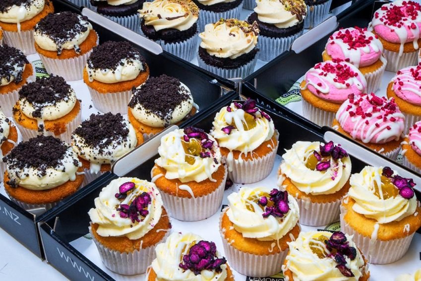 DAILY CUPCAKE - Featuring the bakers flavour of the day - Presented on black biodegradable platter 
