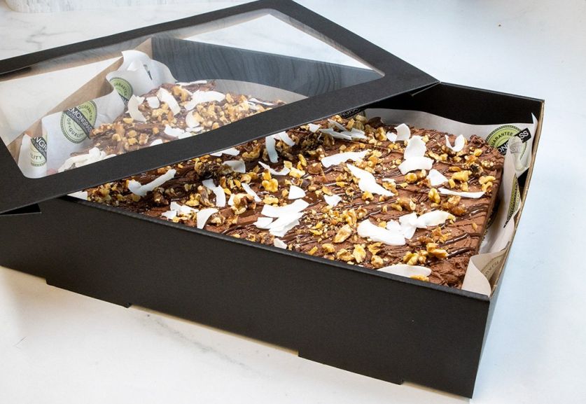 BANANA CAKE SLAB - 25 x 30 cm - Classic banana cake topped with a rich chocolate icing, chopped nuts & coconut shards. Served whole