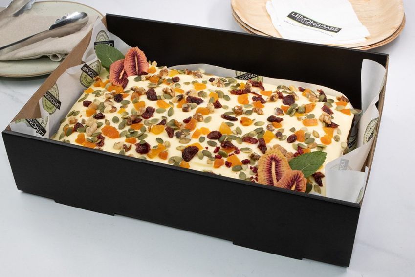 CARROT CAKE SLAB - 25 X 30 cm - Carrot cake topped with citrus buttercream. Served whole