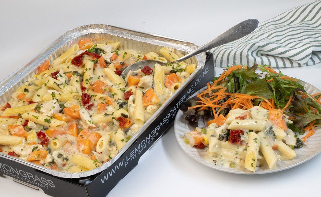 CREAMY CHICKEN, SUNDRIED TOMATO & VEGETABLE PASTA TRAY BAKE