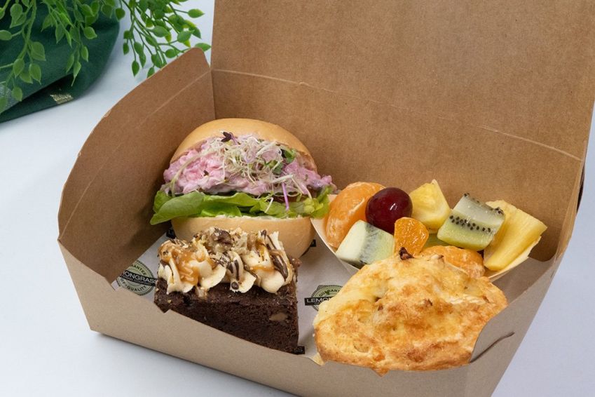 PICNIC BOX #6 (Midi filled roll, Savoury muffin, Daily sweet, Fresh fruit served in noodle box)