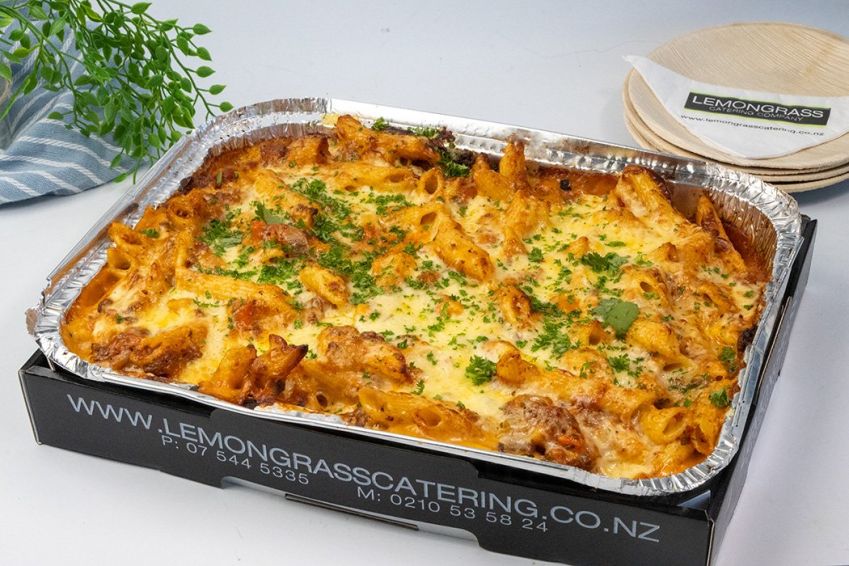 BEEF BOLOGNAISE PASTA TRAY BAKE - Italian beef mince, tomato herb bolognaise with penne pasta bake - topped with cheese