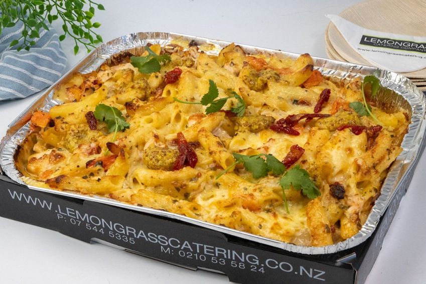 CREAMY CHICKEN, SUNDRIED TOMATO & VEGETABLE PASTA TRAY BAKE