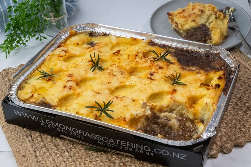 BEEF SHEPHERD'S PIE TRAY BAKE with beef mince in our savoury sauce, topped with creamy mashed potato & grated cheese (GF)
