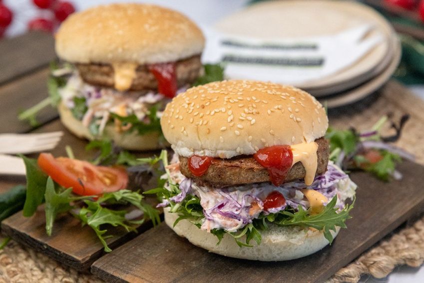 THURSDAY SPORT DINNER PACK (Serves 20-28 people) Burger Night: Beef burger patties, Burger Buns, Thai Noodle Salad, Creamy Coleslaw & Burger Sauce 