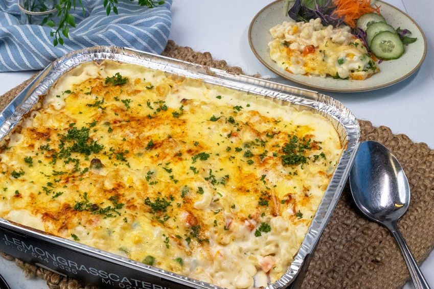 WEDNESDAY SPORT DINNER PACK (serves 20-18 people) Macaroni cheese with diced ham & vegetables tray bake, Seasonal Green Salad, Fresh buns & butter