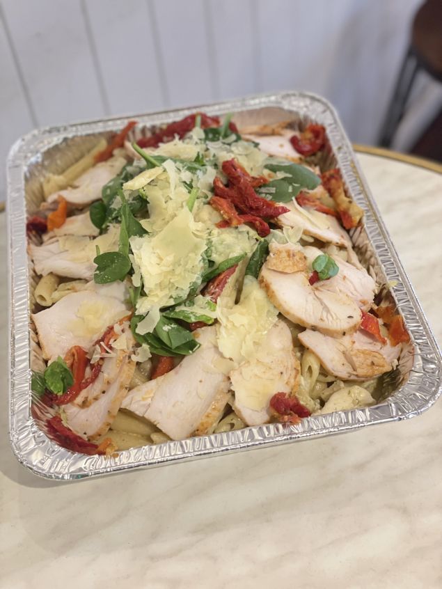 Pesto penne with chicken & sundried tomatoes tray