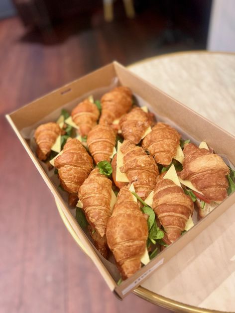 Fresh sliced tomato, spinach & cheddar cheese croissants - Petite