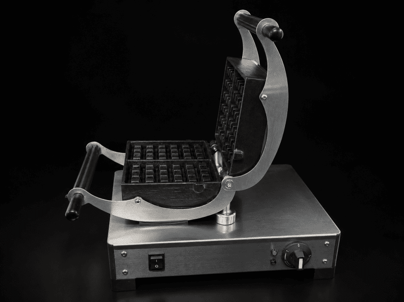 RECTANGULAR FLIP OVER WAFFLE MAKER