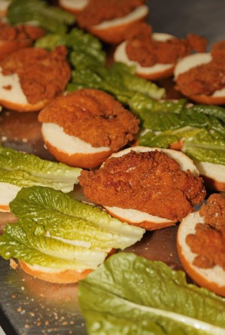 Fried Chicken Sliders, Sriarcha Aioli (20 Pieces)