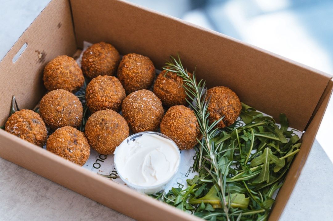 Hot: Porcini & Truffle Arancini, Aioli (V)