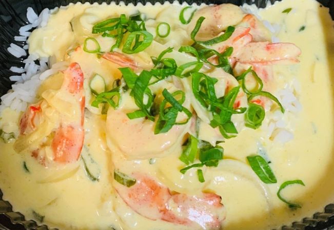 Creamy garlic prawn with shallots and rice