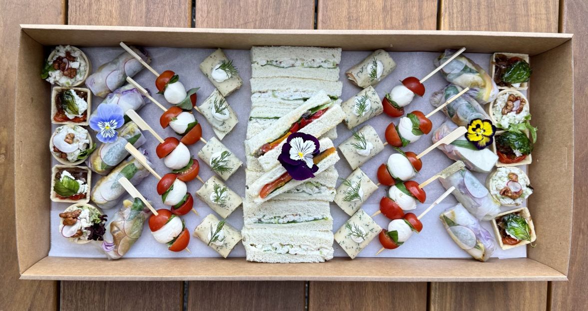 The Elegant Garden Grazing Selection - 50 pieces