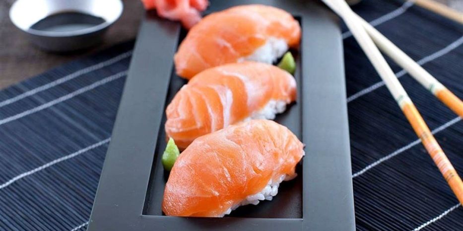Fresh Salmon Nigiri (1pc) w soy sauce gf / df / nf 