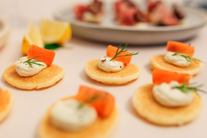 Blinis w smoked salmon, dill & creme fraiche nf 