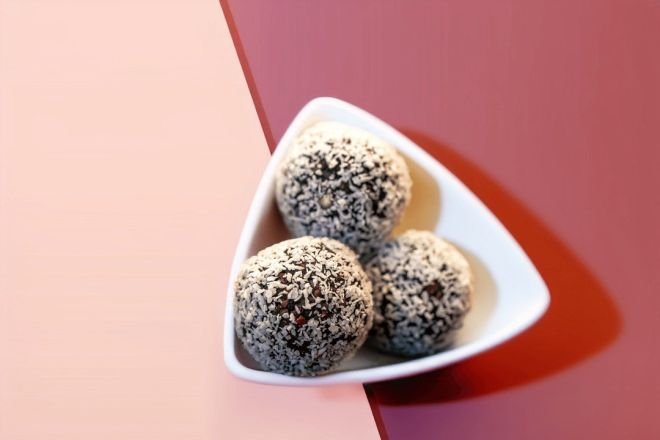 Chocolate chip energy balls – dates, vanilla, chocolate chips, oats, almond & peanut butter +n