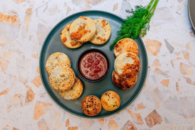 Mini Beef & Red Wine Pies w tomato sauce nf / +sesame