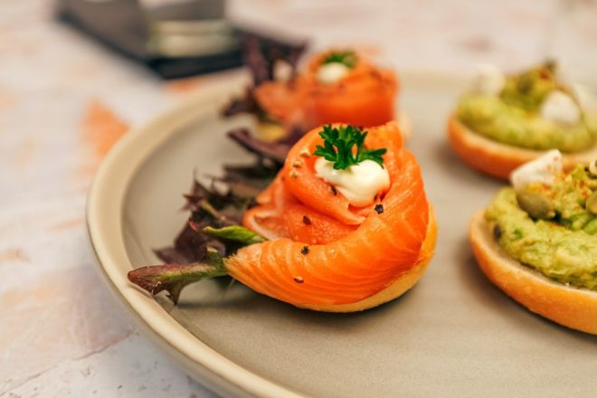 Open Mini Half Bagel, smoked salmon, cream cheese & cracked pepper nf