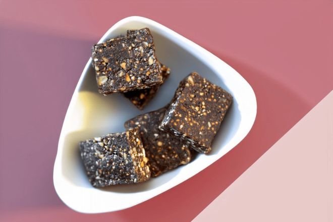 Peanut Butter Energy Bite – peanut butter, almonds, oats, honey, pea protein, coconut, sesame, sunflower & pumpkin seeds, cocoa & milk powder +n