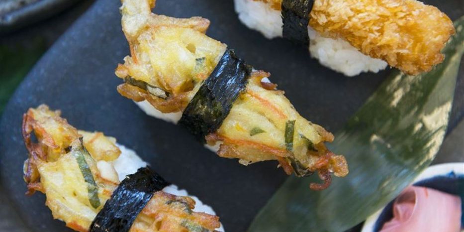 Tempura vegetable nigiri (1pc) w soy sauce vgn / nf 