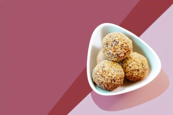 Tropical coconut dream bliss ball – Apricot, oats, raisins, lemon, coconut vgn / nf