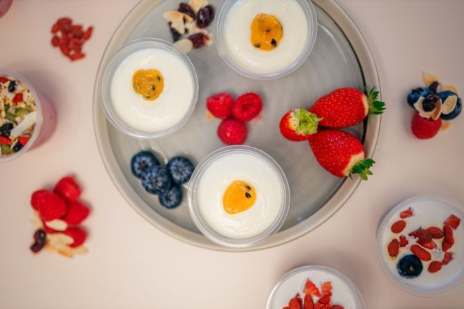 Yoghurt with fruit coulis in 100ml cup gf / nf