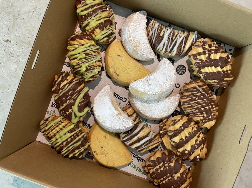 Shortbread Cookies & Crescents Box +n