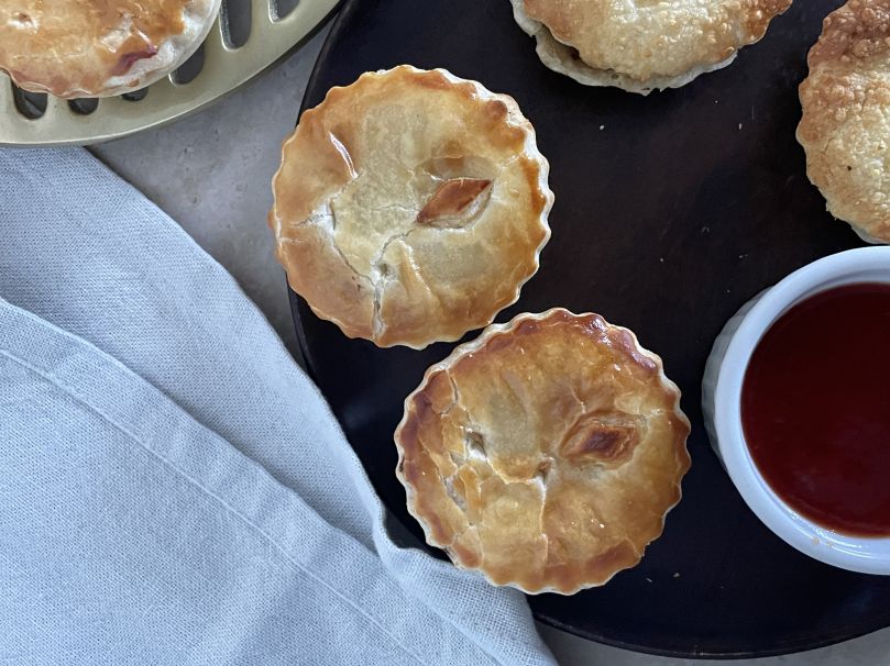 Classic beef mince & gravy pie, tomato sauce nf 