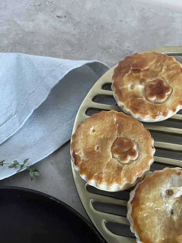 Cauliflower & leek pie, tomato sauce veg / nf 