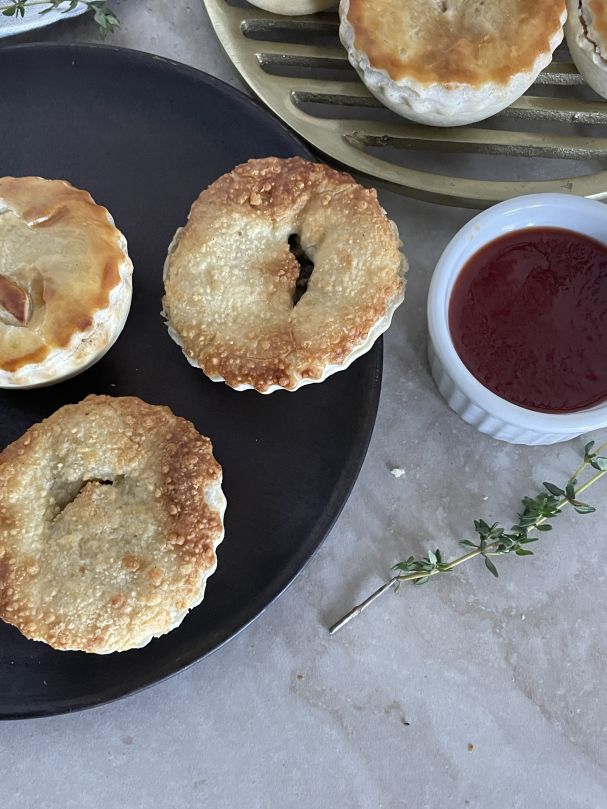 Mushroom & cheese pie, tomato sauce vgn 